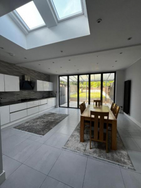 Luxury 5 bedroom house with Private car park in London